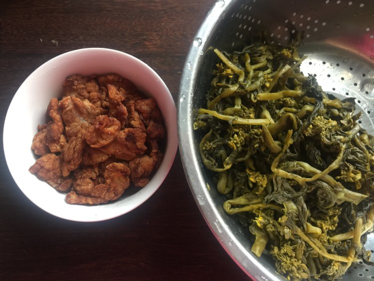 咸菜油渣柳叶包步骤1