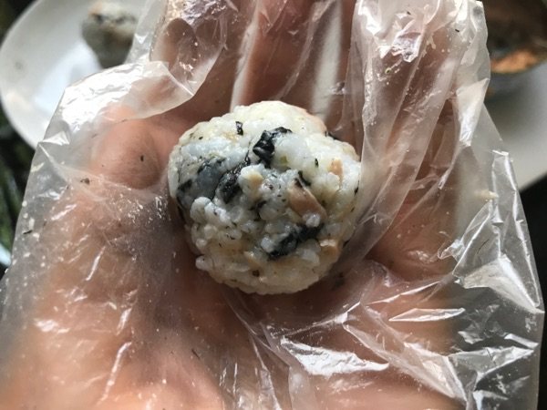 金枪鱼饭团步骤5