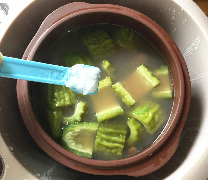 眉豆苦瓜煲排骨汤步骤12