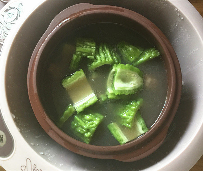 眉豆苦瓜煲排骨汤步骤11