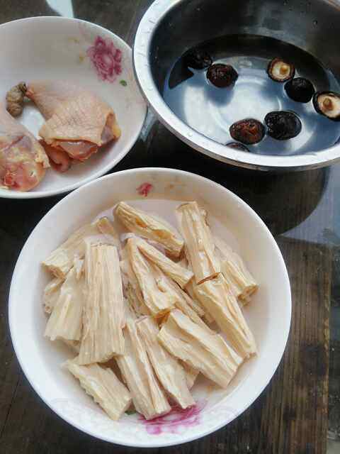 香菇蒸鸡腿步骤1