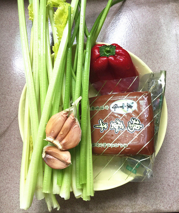 香芹拌鸡蛋干步骤1