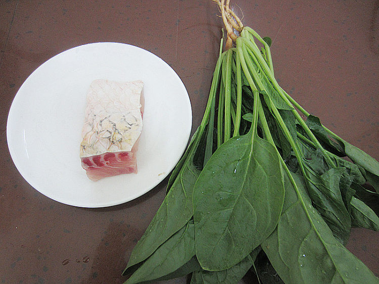 菠菜拌鱼肉步骤1