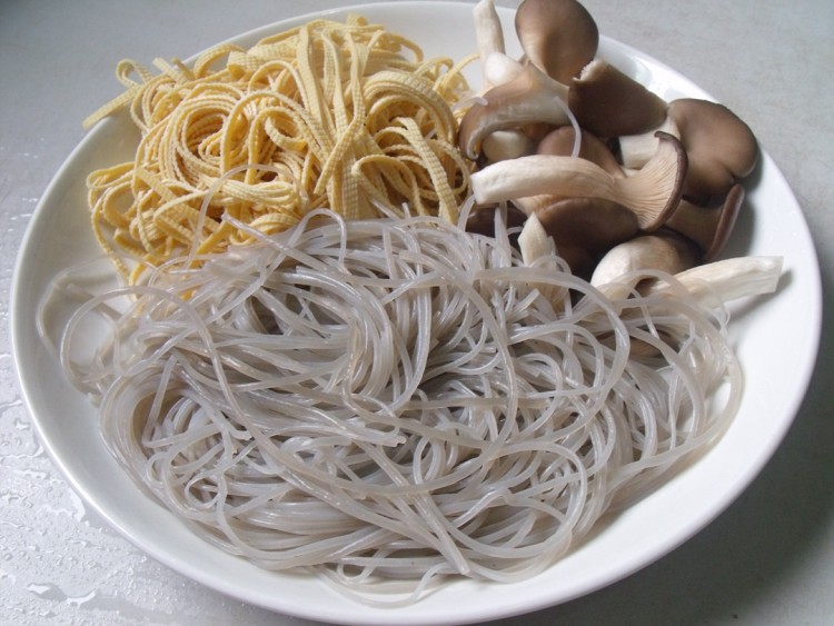 家常牛肉粉丝汤步骤4