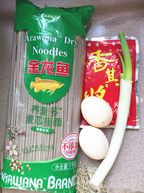 鸡蛋酱拌荞麦面步骤1