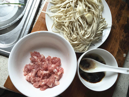 肉末拌面步骤1