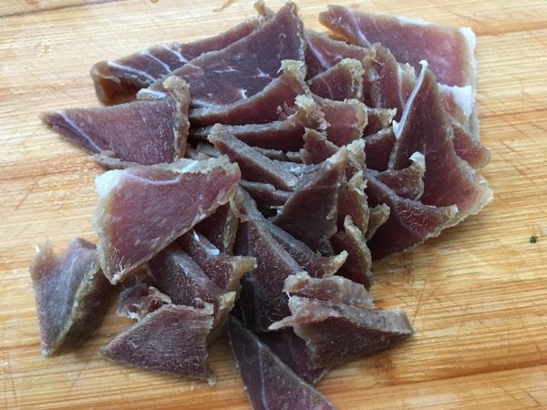 腊肉鱼丸海藻王步骤1