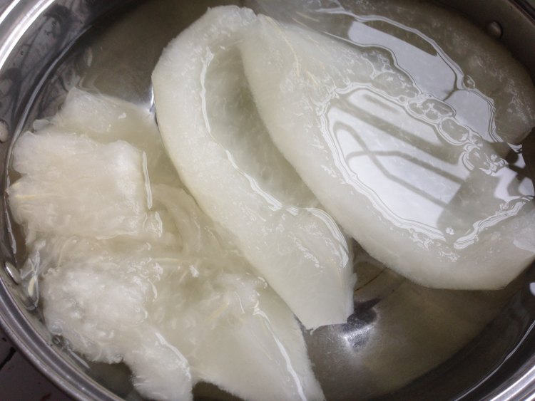 柚皮焖烧腩肉步骤1