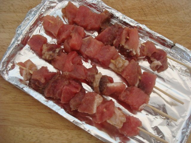 焦香烤羊肉串步骤4