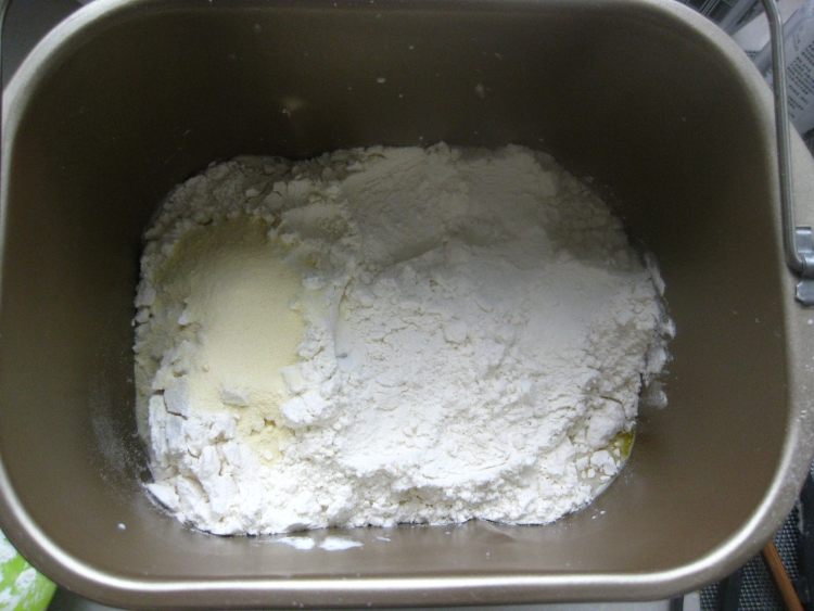 豆沙蛋黄面包步骤1