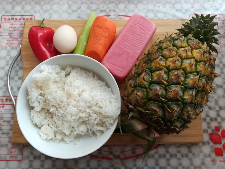 菠萝蛋炒饭步骤1
