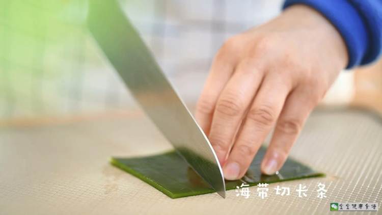 玉米海带排骨汤步骤1