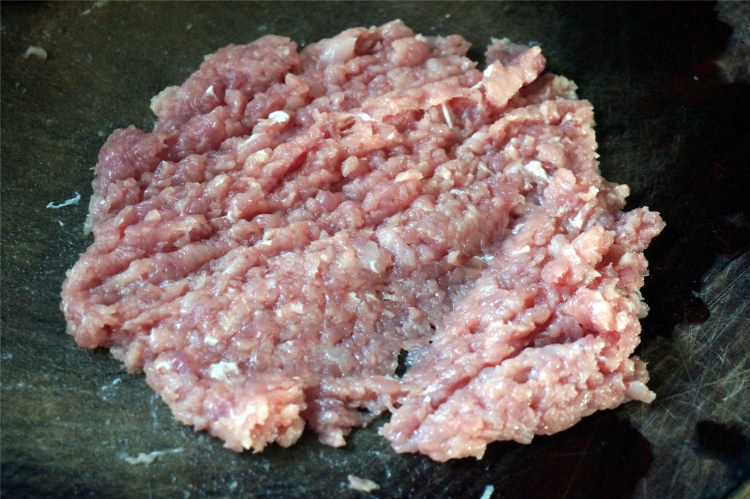 红萝卜马蹄炒肉碎步骤2