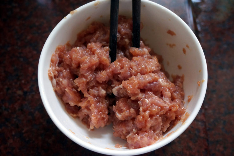 红萝卜马蹄炒肉碎步骤4