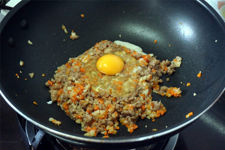 红萝卜马蹄炒肉碎步骤9