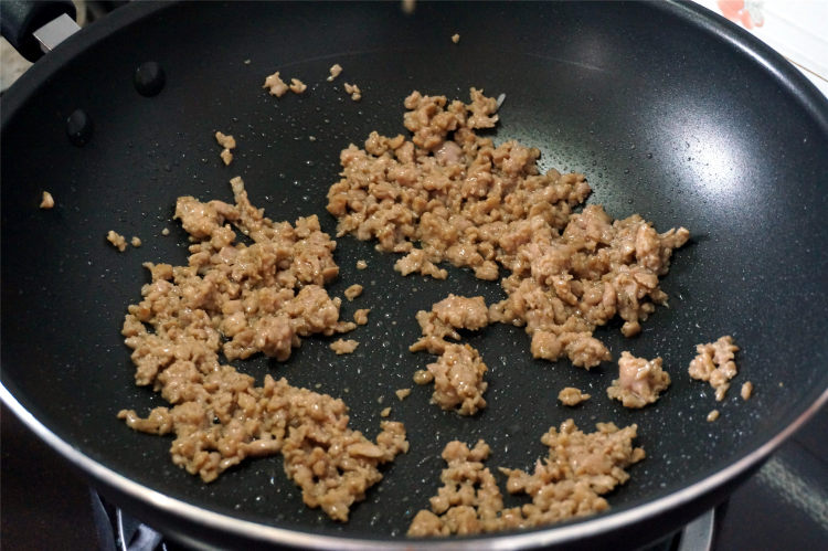 红萝卜马蹄炒肉碎步骤6
