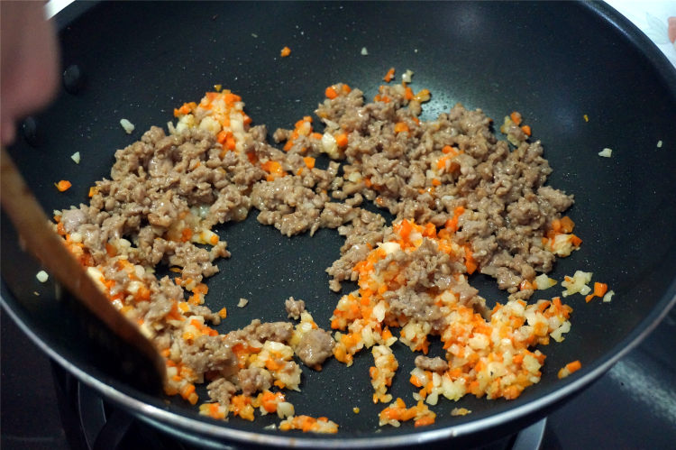 红萝卜马蹄炒肉碎步骤8
