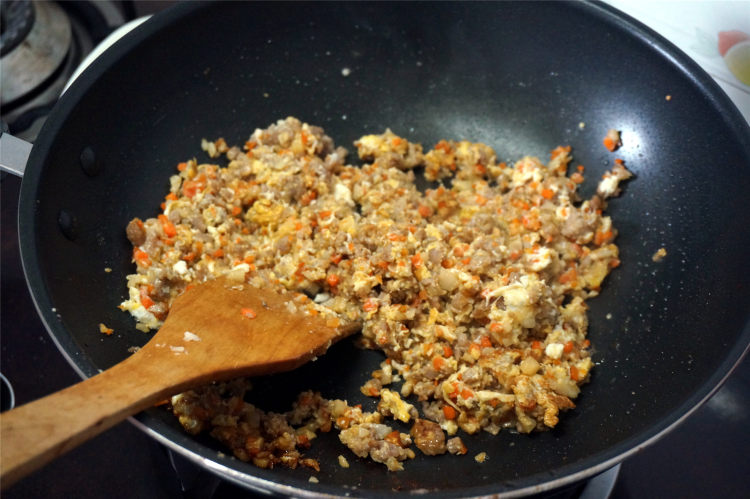 红萝卜马蹄炒肉碎步骤12