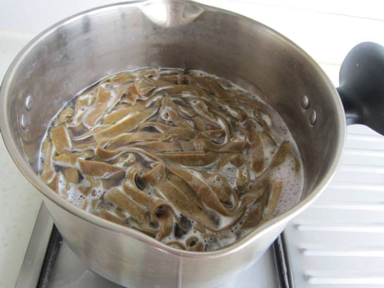 苋菜青椒鸡蛋面步骤14