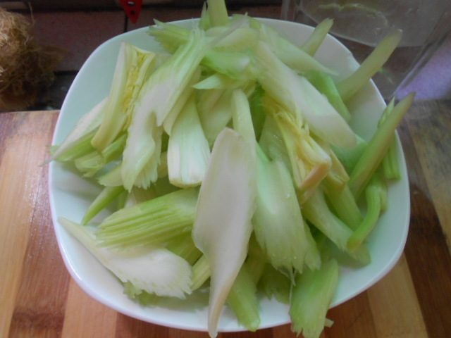 芹菜木耳炒虾仁步骤3