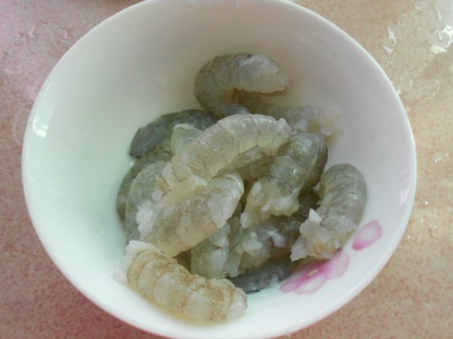 芹菜木耳炒虾仁步骤1