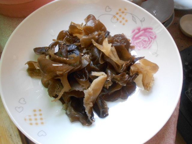 芹菜木耳炒虾仁步骤2