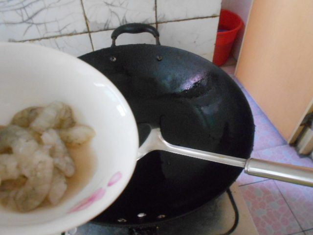 芹菜木耳炒虾仁步骤4
