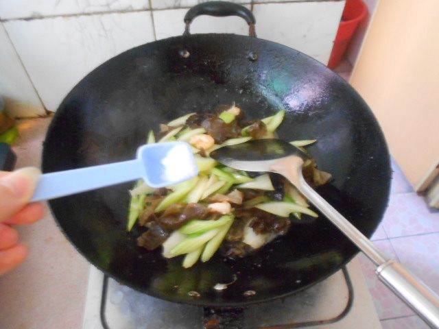 芹菜木耳炒虾仁步骤7