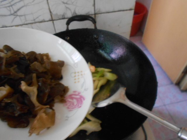 芹菜木耳炒虾仁步骤6