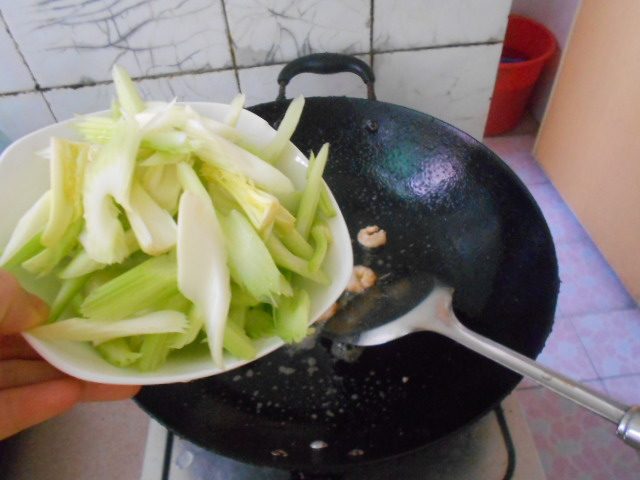 芹菜木耳炒虾仁步骤5