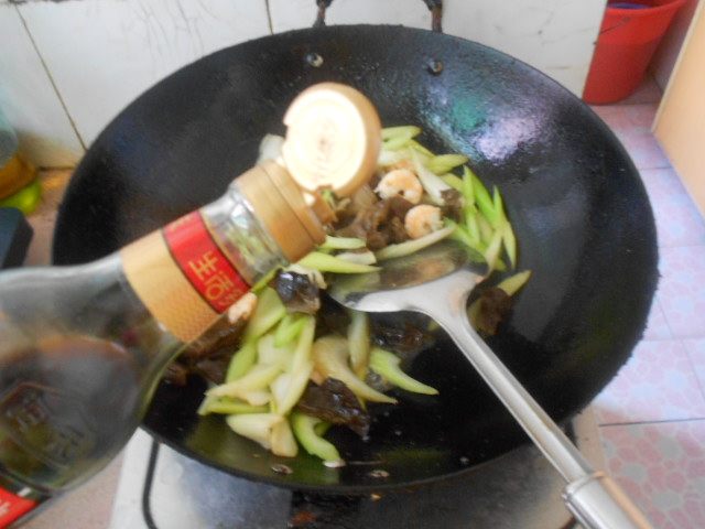 芹菜木耳炒虾仁步骤8