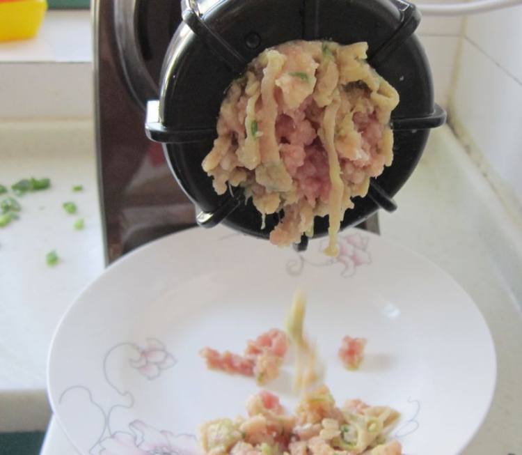 胡萝卜汁猪瘦肉饺子步骤7