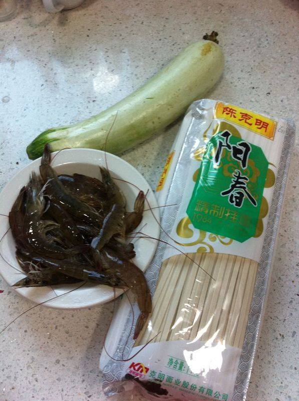 鲜虾丝瓜汤面步骤1