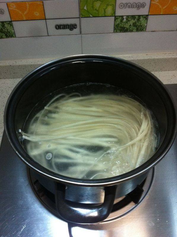 鲜虾丝瓜汤面步骤3
