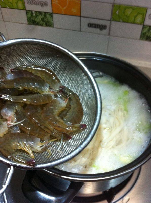 鲜虾丝瓜汤面步骤6