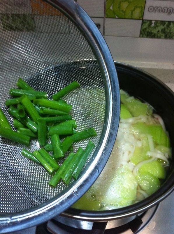 鲜虾丝瓜汤面步骤8