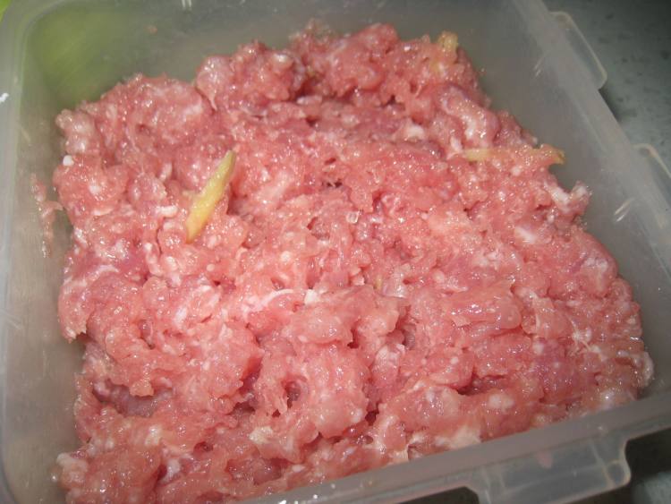 胡萝卜马蹄蒸肉饼步骤2