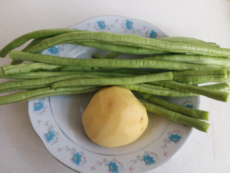 土豆炒豇豆步骤1