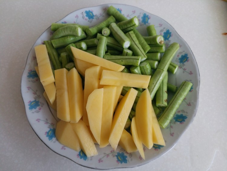 土豆炒豇豆步骤2