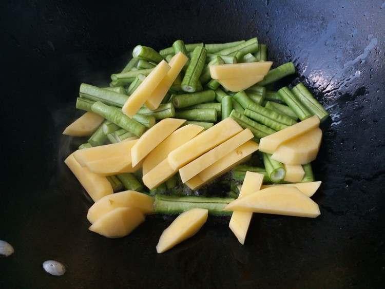 土豆炒豇豆步骤4