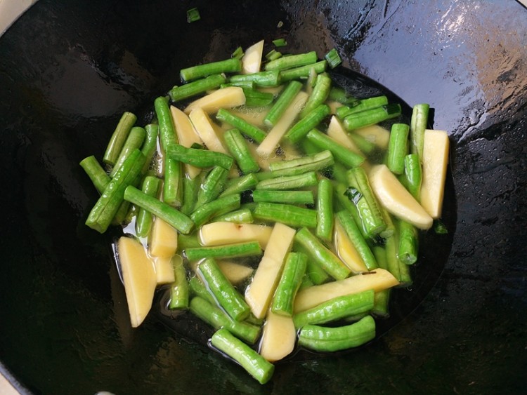 土豆炒豇豆步骤5
