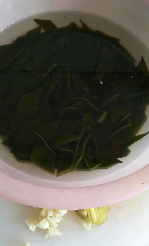 胡萝卜洋葱炒海带步骤3
