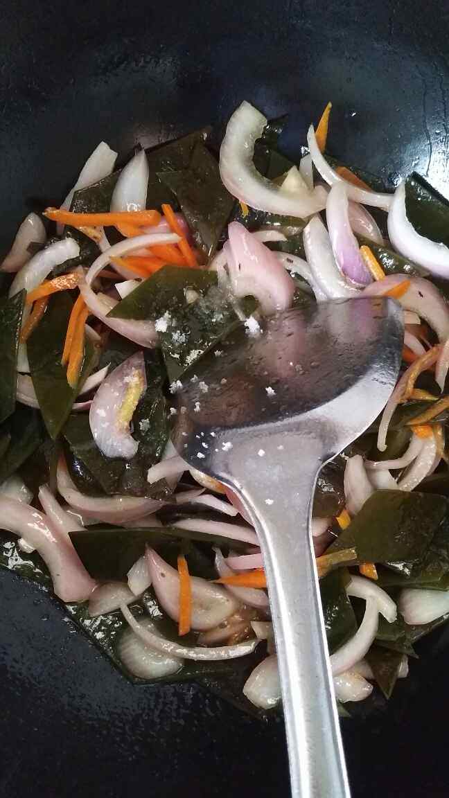 胡萝卜洋葱炒海带步骤10
