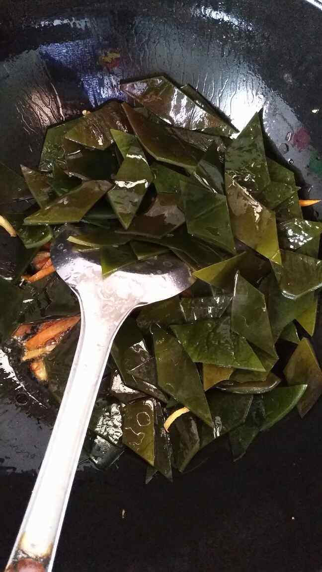 胡萝卜洋葱炒海带步骤7
