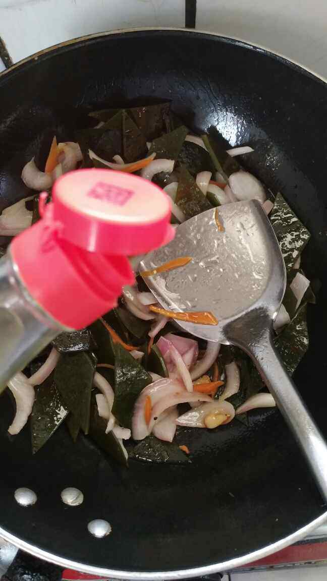 胡萝卜洋葱炒海带步骤9