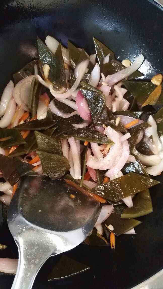 胡萝卜洋葱炒海带步骤11