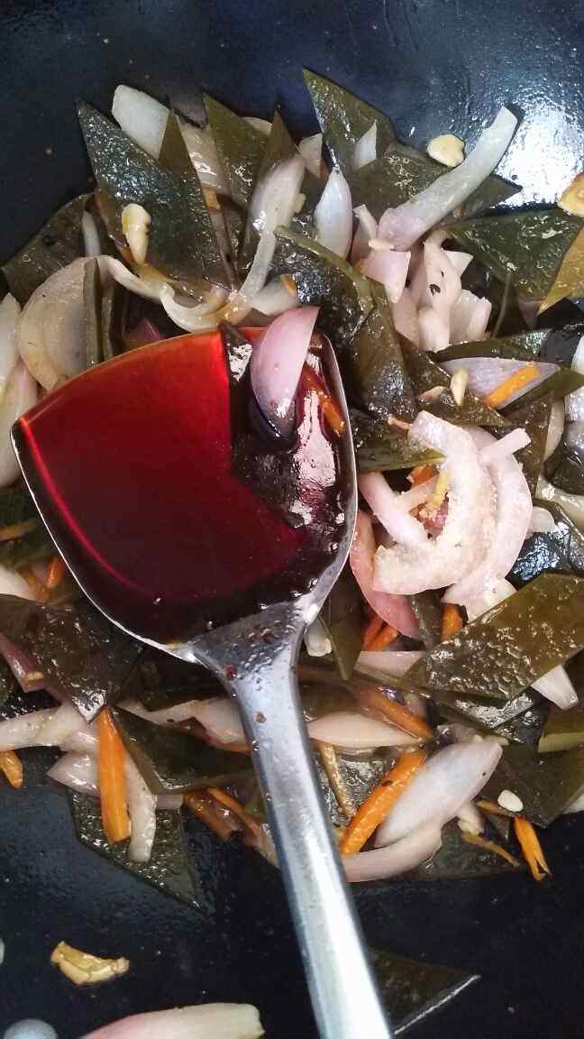 胡萝卜洋葱炒海带步骤12