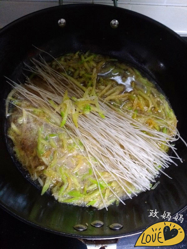 萝卜丝炖虾步骤7