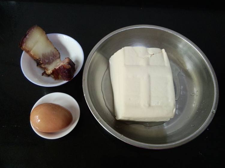 腊肉蒸豆腐步骤1