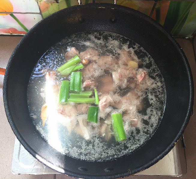 虫草花玉米煲排骨汤步骤4